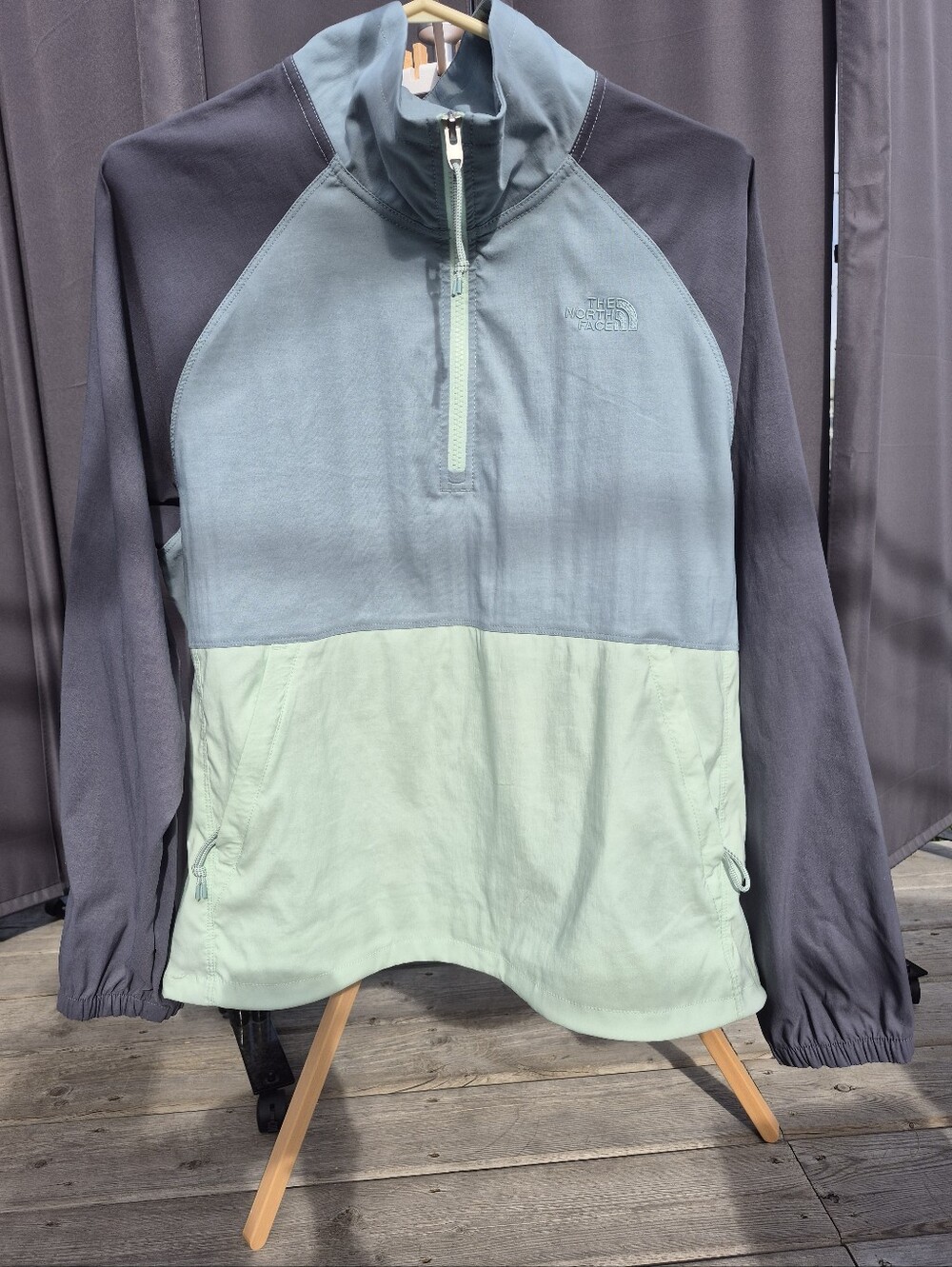 The North Face Women's Multi-Tone Zip Windbreaker Pullover - Mint Slate